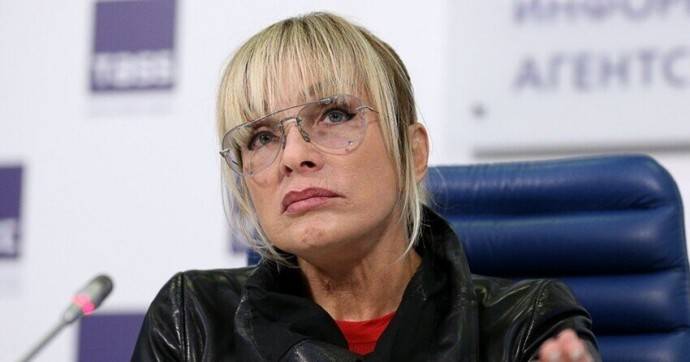 Располневшая Лайма Вайкуле со стрижкой «ёжик» пришла на кинопремьеру Располневшая Лайма Вайкуле со стрижкой «ёжик» пришла на кинопремьеру