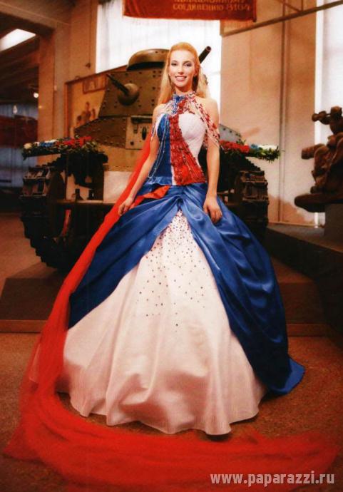 К годовщине Великой Победы модельер Надя Славина одела невесту в платье-"триколор".