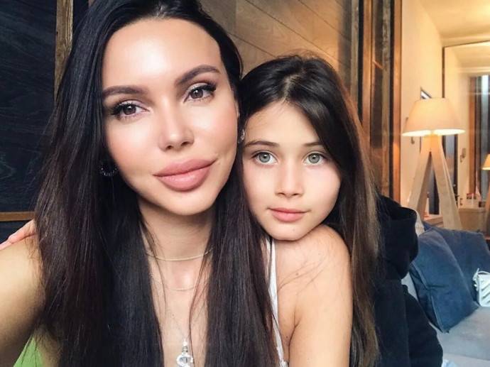 11-летняя дочь Оксаны Самойловой увеличила губы и пошла по ресторанам