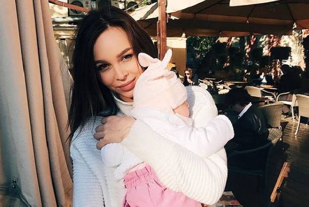 Анастасия Лисова поделилась снимком, где видно лицо ее новорожденной дочери