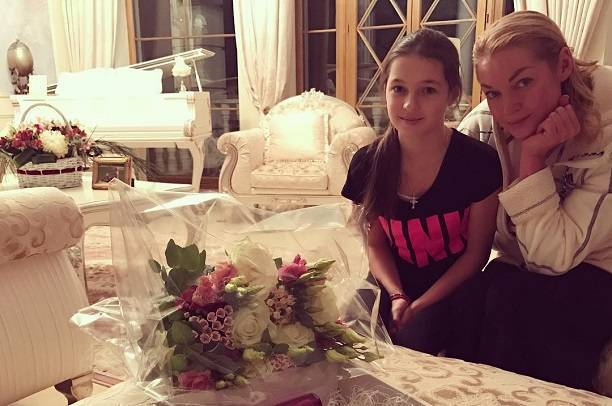Анастасия Волочкова с дочерью Аришей отметили день матери в спа салоне