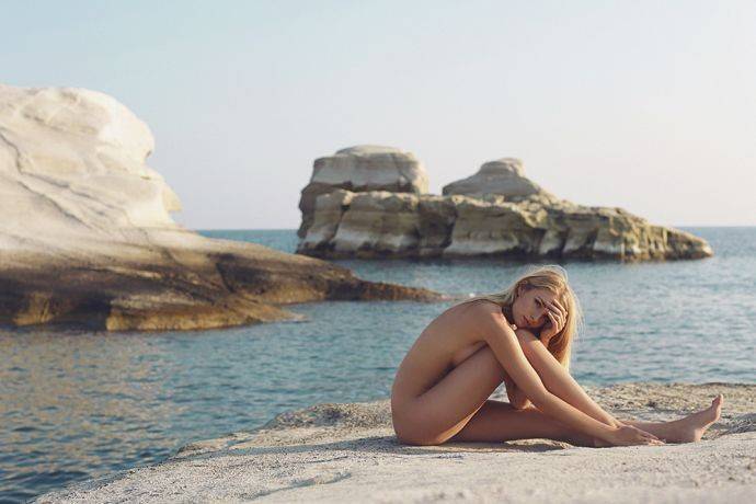 Наоми Кристи голышом взобралась на скалу на пляже острова Милос