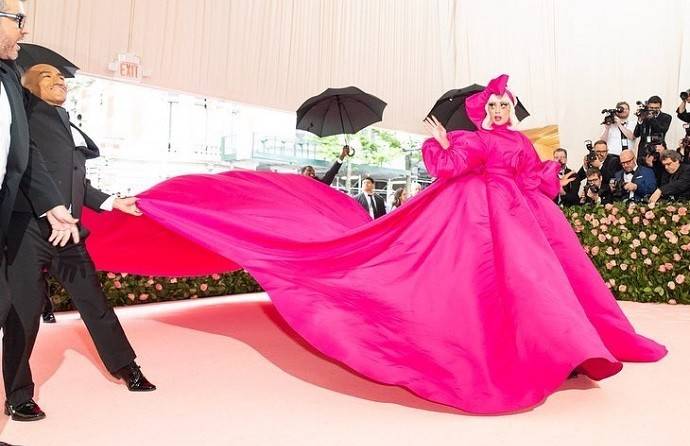 Леди Гага устроила стриптиз на "красной дорожке"