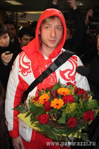 Евгений Плющенко вернулся из Ванкувера и показал медаль Евгений Плющенко вернулся из Ванкувера и показал медаль