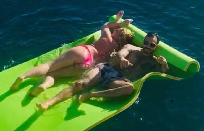 Папарацци последили за Бритни Спирс и её новым мужчиной Папарацци последили за Бритни Спирс и её новым мужчиной