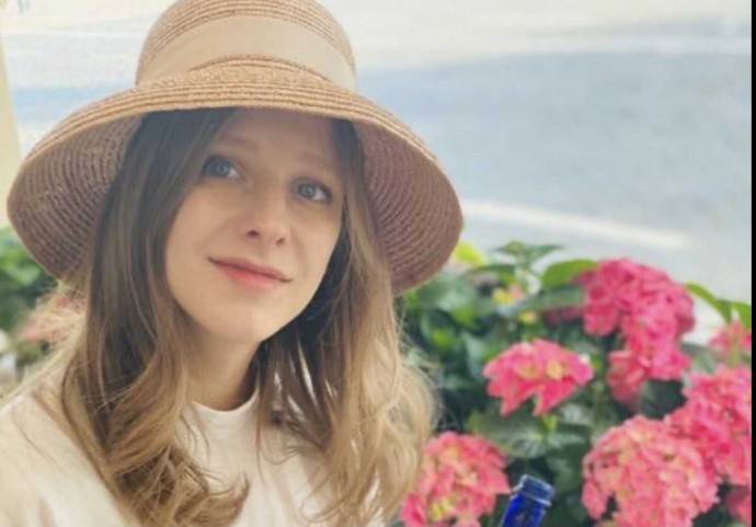 «Роковая женщина»: беременная Лиза Арзамасова устроила пикантную фотосессию «Роковая женщина»: беременная Лиза Арзамасова устроила пикантную фотосессию