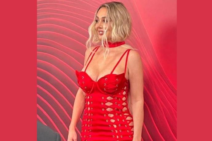 Люся Чеботина надела нижнее бельё поверх юбки, а Анна Седокова вообще отказалась от него: как выглядели гости на Жара Music Awards