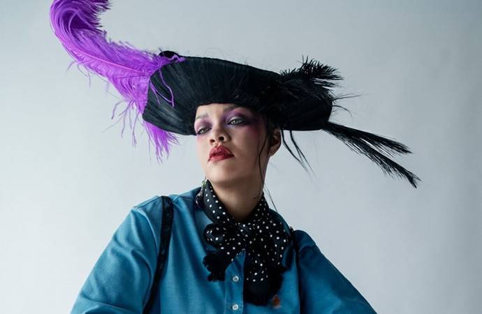 Немного попозировав с дочерью Рианна вернулась к рекламе нижнего белья