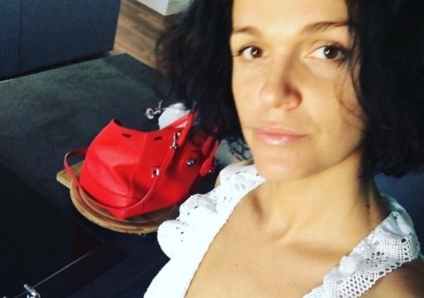 Певица Слава не стала расстраиваться из-за своей обвисшей груди Певица Слава не стала расстраиваться из-за своей обвисшей груди