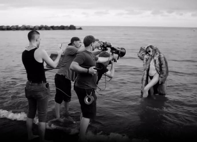 Оля Бузова в черном платье окунулась в бассейн, Лена Летучая в белом искупалась в океане, а Хайди Клум топлесс залезла в воду в шубе Оля Бузова в черном платье окунулась в бассейн, Лена Летучая в белом искупалась в океане, а Хайди Клум топлесс залезла в воду в шубе