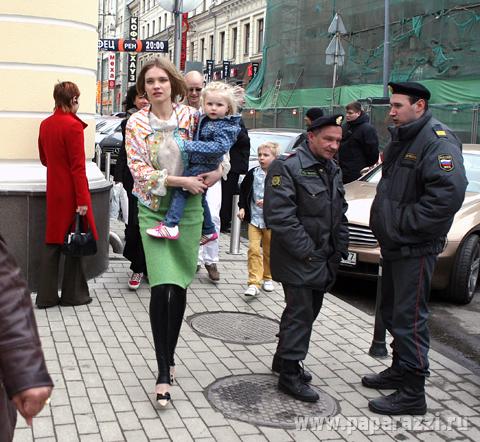 Наталья Водянова с детьми прогуливается по Москве