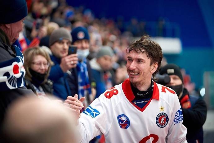 Шестикратный чемпион мира по хоккею с мячом Максим Ишкельдин покончил с жизнью, не оставив предсмертной записки