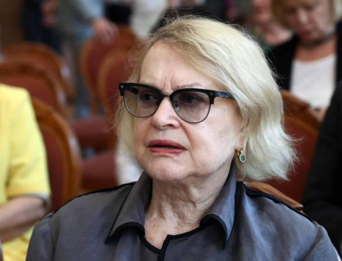 Валентина Талызина прокомментировала окончательное решение Александра Домогарова уйти из театра имени Моссовета