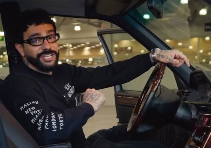 Тимоти начал баловать свою новую подружку дорогими подарками