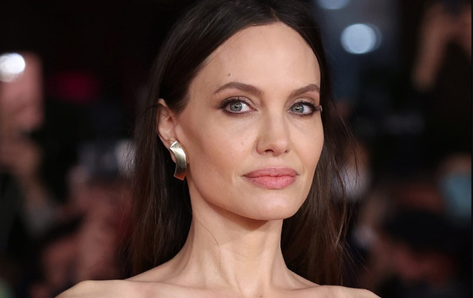 Анджелина Джоли отметила завершение судебных разборок с Питтом сменой имиджа