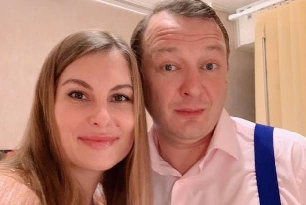 Жена Марата Башарова со сломанным носом сбежала из России