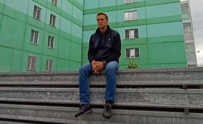 Алексея Навального транспортируют на лечение в Германию Алексея Навального транспортируют на лечение в Германию