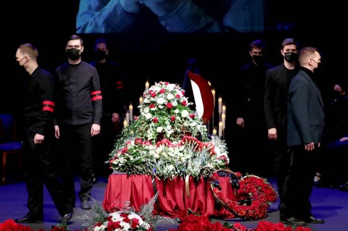 Бедрос Киркоров, передвигаясь при помощи двух палок, пришел на похороны Армена Джигарханяна