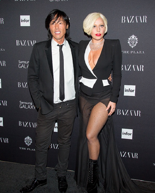 Леди Гага пришла на вечеринку в полупрозрачной юбке и пиджаке с огромным декольте