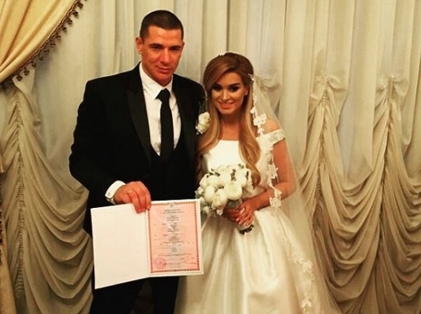 О свадьбе Ксении Бородиной и Курбана Омарова заговорили на федеральном канале. Громкие звездные свадьбы 2015 года.