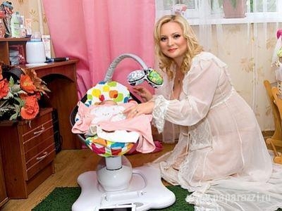 Дочка Светланы Пермяковой учится ходить Дочка Светланы Пермяковой учится ходить