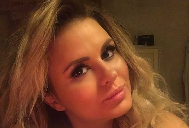 Анна Семенович вышла на сцену в откровенном наряде Анна Семенович вышла на сцену в откровенном наряде