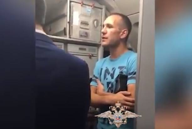 Известный хоккеист устроил дебош на борту самолёта: опубликовано видео, названо имя