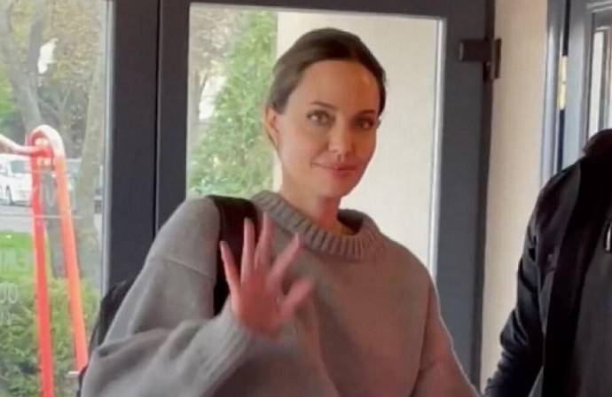 Анджелина Джоли прилетела во Львов попить кофейку