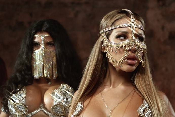 Роскошь, золото, танцы и девушки в восточных платьях:  певица и блогер MIRAVI представила свой дебютный клип на песню «Марокко»