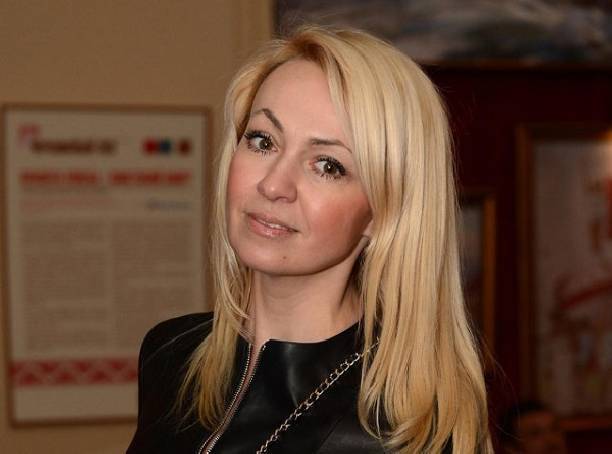 Яна Рудковская явится в церковь в слишком открытом платье Яна Рудковская явится в церковь в слишком открытом платье