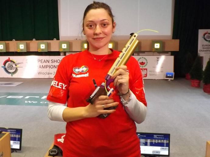 30-летняя чемпионка мира по стрельбе скончалась после тяжелых родов 30-летняя чемпионка мира по стрельбе скончалась после тяжелых родов