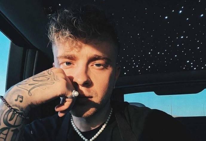 Егор Крид возмутился тому, что молодёжь высмеивает его попытки освоить TIkTok, обзывая пенсионером Егор Крид возмутился тому, что молодёжь высмеивает его попытки освоить TIkTok, обзывая пенсионером