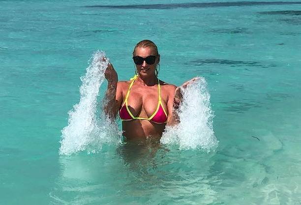 Голая Анастасия Волочкова устроила фотосессию на мальдивском пляже