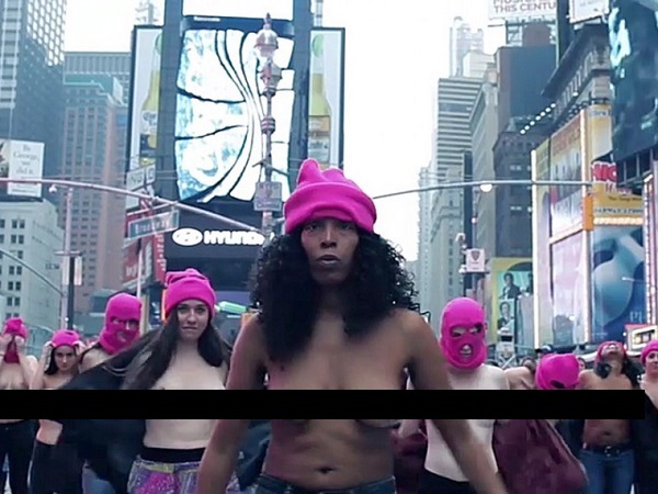Голые женщины в розовых шапочках прошлись по улицам Нью-Йорка