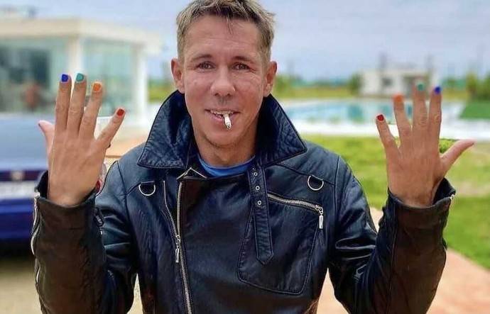 Алексей Панин полакомился членом посреди улицы Алексей Панин полакомился членом посреди улицы
