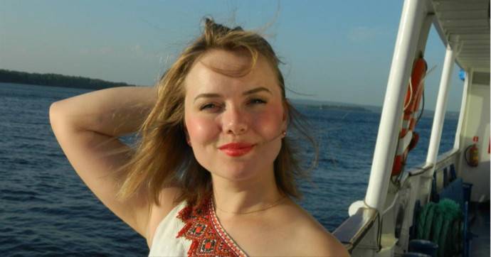 34-летняя солистка театра песни «Росичи» Елизавета Кутурова трагически погибла, едва не прихватив с собой пятилетнюю дочь