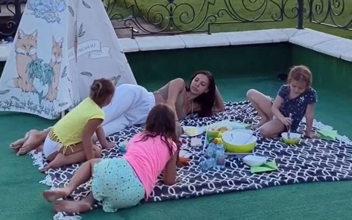 Оксана Самойлова устроила опасные игры с детьми на крыше коттеджа