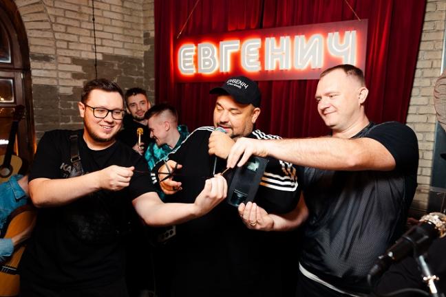 В гостях у Сергея Жукова на открытии бара «Евгенич» повеселились Шура, Filatov&Karas, Глеб Ровинский и многие другие В гостях у Сергея Жукова на открытии бара «Евгенич» повеселились Шура, Filatov&Karas, Глеб Ровинский и многие другие