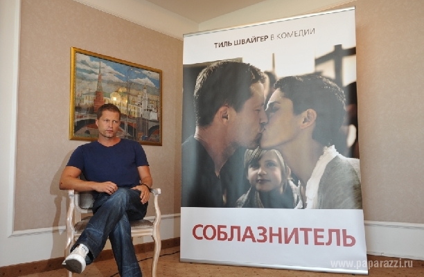 Тиль Швайгер зашел в гости к Сати Казановой Тиль Швайгер зашел в гости к Сати Казановой