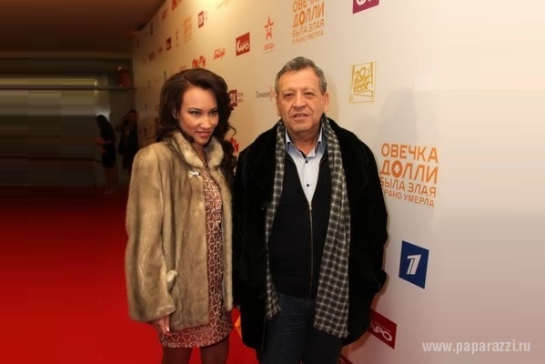 Анна Шульгина пришла на кинопремьеру с молодым человеком, а Борис Грачевский с новой молодой подружкой