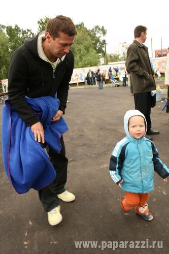 Андрей Мерзликин на прогулке с семьей