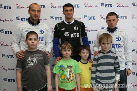 Футболисты помогли детям Футболисты помогли детям