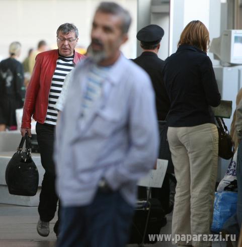 Андрей Ургант в аэропорту 