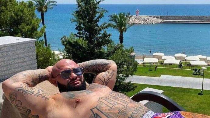 Униженный Александром Емельяненко Джиган ответил на критику своего лишнего веса Униженный Александром Емельяненко Джиган ответил на критику своего лишнего веса