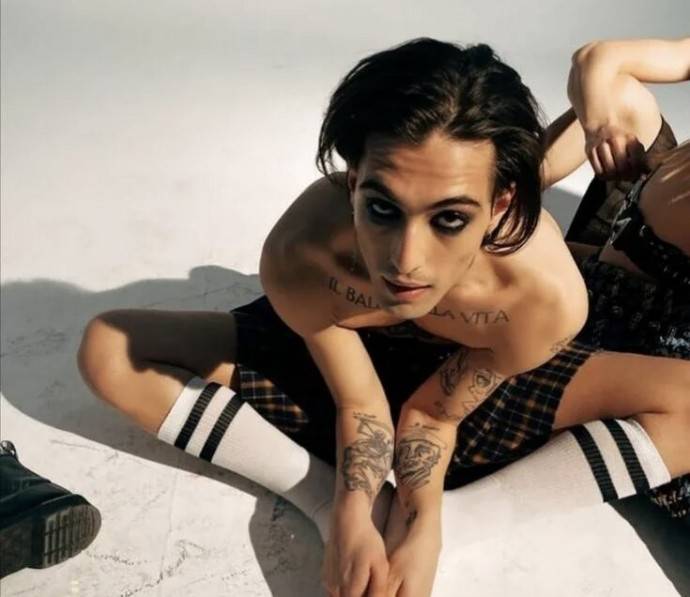 Солист группы Maneskin Дамиано Давид прогулялся со своей девушкой по Риму, выглядев вполне адекватно Солист группы Maneskin Дамиано Давид прогулялся со своей девушкой по Риму, выглядев вполне адекватно