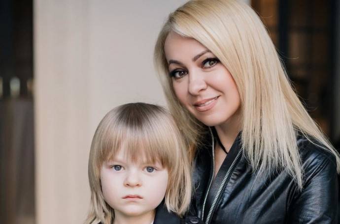 "Гуляет и разносит": Яну Рудковскую раскритиковали за то, что не изолировала сына
