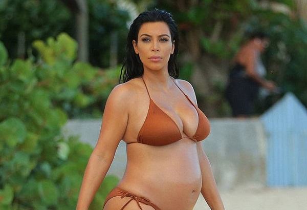 Папарацци устроили беременной Ким Кардашян фотосессию в бикини