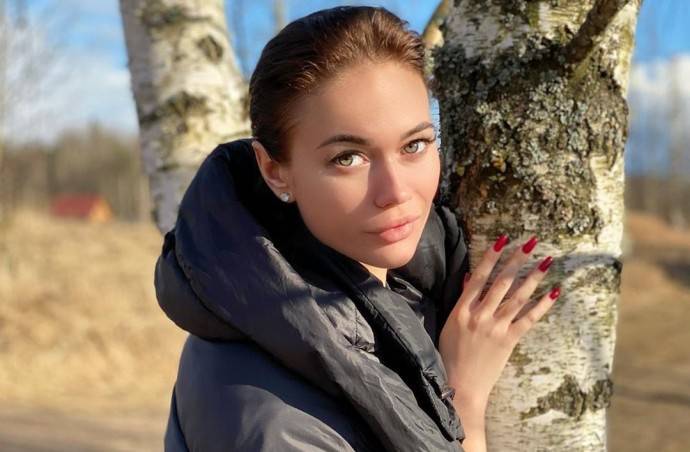 Яна Кошкина прикрыла огромную грудь банной простынёй Яна Кошкина прикрыла огромную грудь банной простынёй