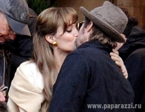 Анджелина Джоли и Брэд Питт показали французский поцелуй на публике