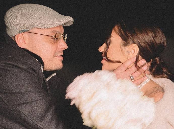 На всех свадебных фото «не беременная» жена Гуфа Юлия Королева прячет свой живот, но показывает грудь и ножки На всех свадебных фото «не беременная» жена Гуфа Юлия Королева прячет свой живот, но показывает грудь и ножки